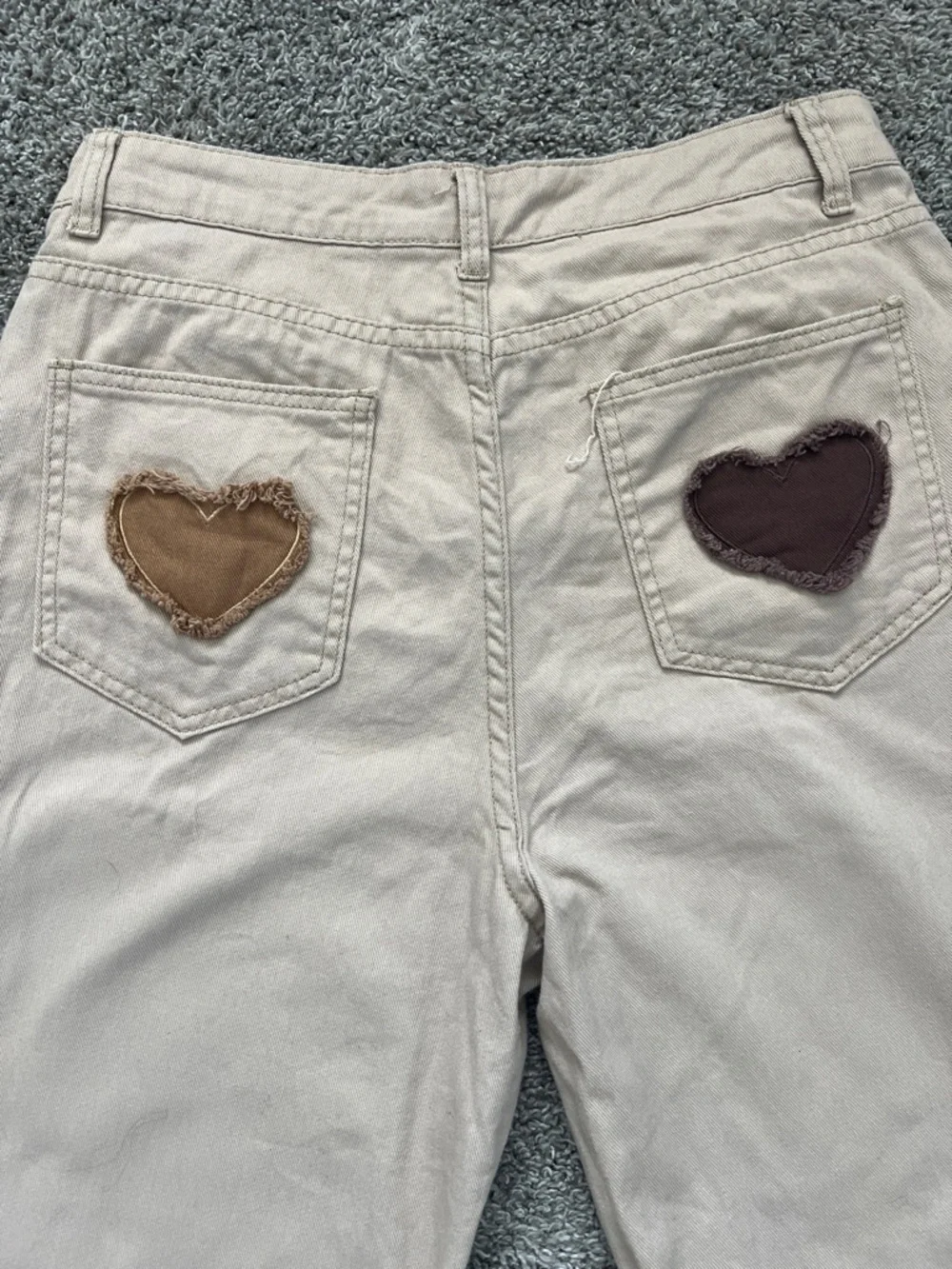 NWOT SHEIN Mod Cream Denim Flare Jeans with Brown Denim Heart Patches - Size 30 - Picture 4 of 11
